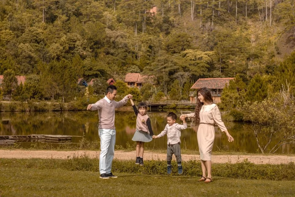 Bbà xã Lý Hải rất chuộng hàng nội địa, đặc biệt là những mẫu váy áo của các NTK tài năng trong làng mốt Việt.