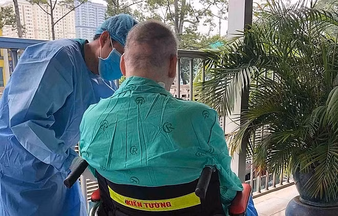Phi công người Anh tập bỏ máy thở, VN chỉ còn 6 ca dương tính Phi cong nguoi Anh tap bo may tho, VN chi con 6 ca duong tinh