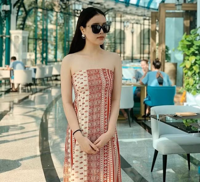 Em gái Mai Phương Thuý dần trở thành một quý cô sành điệu, sang chảnh. Cô nàng khoe vẻ gợi cảm với trang phục cắt xẻ và những góc chụp táo bạo.