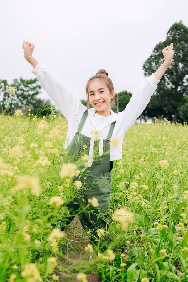 Nữ diễn viên cũng yêu thích các trang phục trẻ trung, cá tính.