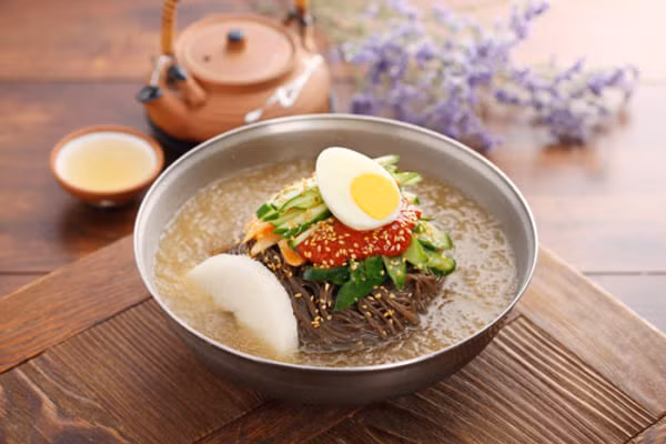 Món mì lạnh này thường sẽ được phục vụ trong một chiếc tô to, những sợi mì được cuốn một cách cẩn thận thành bó tròn cùng với nước dùng. Sau đó những lát thịt sẽ được xếp lên trên cùng nửa quả trứng luộc, ăn với dưa leo, vài lát lê mỏng, tương ớt và ít mè rang. Khâu trang trí vô cùng bắt mắt và tinh tế để làm nổi bật lên vẻ đẹp của món mì này.