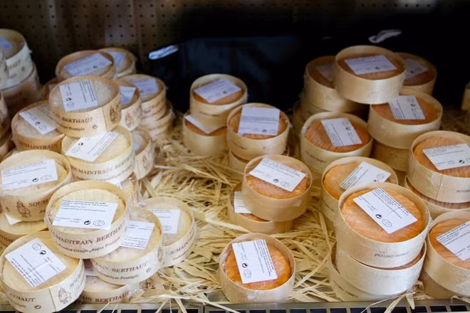 Phô mai Époisses de Bourgogne phổ biến vào đầu thế kỷ 20, nhưng sau đó biến mất trong Thế chiến II. Đến tận năm 1946, hai gia đình tại làng Bourgogne bắt đầu làm chúng, và Époisses nhanh chóng trở thành một loại phô mai nổi tiếng.