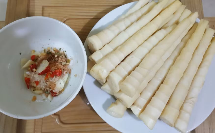 Măng, rau rừng: Măng sặt thon nhỏ, to cỡ chuôi liềm, trắng nõn, mềm vàng. Vào đúng mùa, măng non rất dễ bóc, vị ngọt, không có vị he, luộc nên thơm phức.