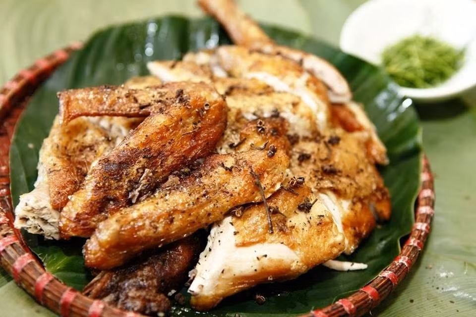 Gà đồi: Cũng giống như lợn bản, gà đồi được nuôi thả tự nhiên trên các sườn đồi sau nhà của người dân tộc bản địa, thịt rất chắc, thơm ngon.