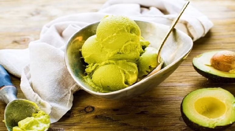 Kem bơ: Lột vỏ và cắt 2 quả bơ thành cục nhỏ, cho vào máy xay sinh tố xay thật nhuyễn với một ít nước. Đổ 250ml sữa tươi vào nồi và nấu trên bếp với ngọn lửa nhỏ. Khi sữa sôi nhẹ, cho 100gram đường và 250ml nước dừa vào khuấy đều rồi tắt bếp. Tiến hành trộn hỗn hợp vừa nấu được và bơ xay đánh đều và nhuyễn. Cho hỗn hợp đã trộn vào khuôn và đặt vào ngăn đông của tủ lạnh. Sau khoảng 3 giờ đồng hồ, bạn đã có thể bày kem ra ly và thưởng thức món kem bơ béo ngậy.