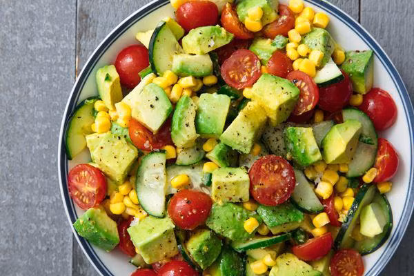 Làm món salad: Nghiên cứu cho thấy rằng lượng calo bổ sung từ chất béo và chất xơ trong bơ có thể giúp bạn no lâu hơn, điều này có thể làm giảm lượng calo trong các bữa ăn tiếp theo. Vì salad ít calo, nên thêm bơ có thể khiến chúng trở thành một bữa ăn nhiều dinh dưỡng hơn.