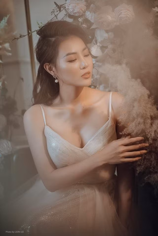 Những kiểu váy hai dây tôn lên vòng một quyến rũ của bà mẹ một con.