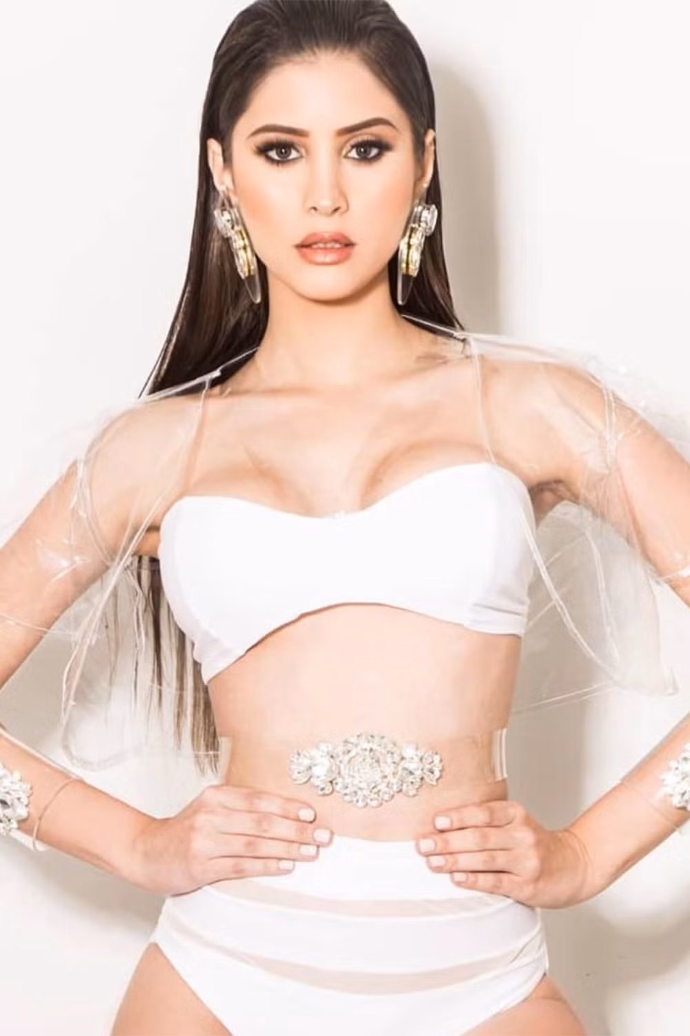 Trên trang cá nhân, người đẹp thường xuyên đăng tải những hình ảnh quyến rũ với trang phục áo tắm nóng bỏng.