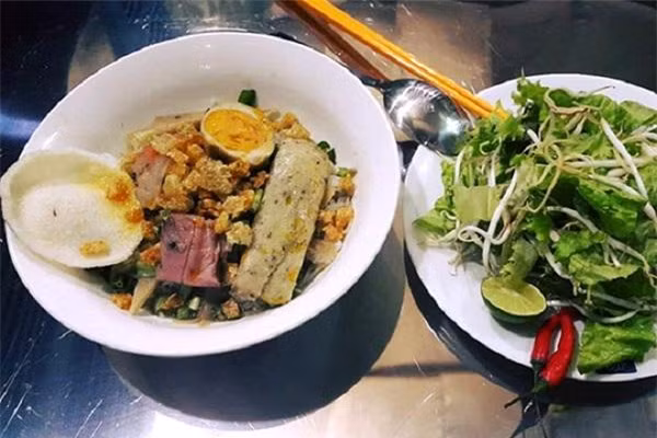 Với những ai không quen, chỉ cần đi ngang qua quán bún mắm cua “thối” cũng có thể ngửi thấy mùi thum thủm của cua đồng, ủ một đêm cho lên men.