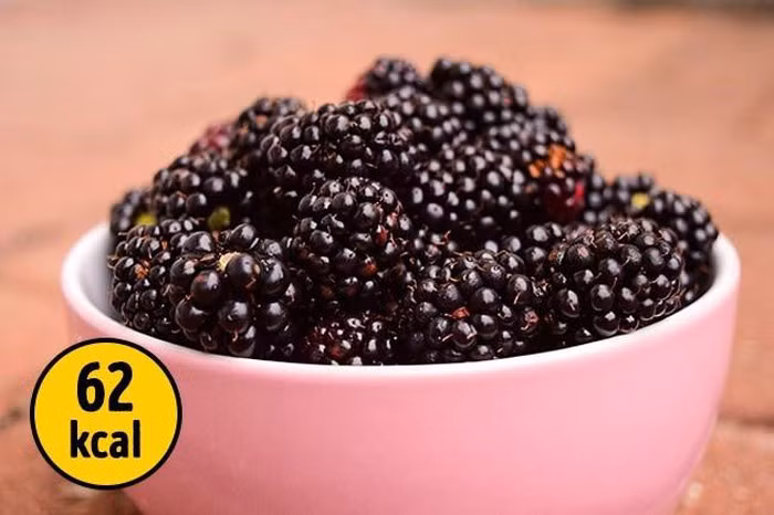 Dâu đen: Quả này chứa các chất chống oxy hóa và vitamin C. Ngoài ra, chúng có hương vị tuyệt vời. Do hàm lượng calo thấp, dâu đen thích hợp với những người thừa cân, thậm chí đối với những người đang có chế độ ăn kiêng trong một thời gian dài. Ảnh: Brightside.