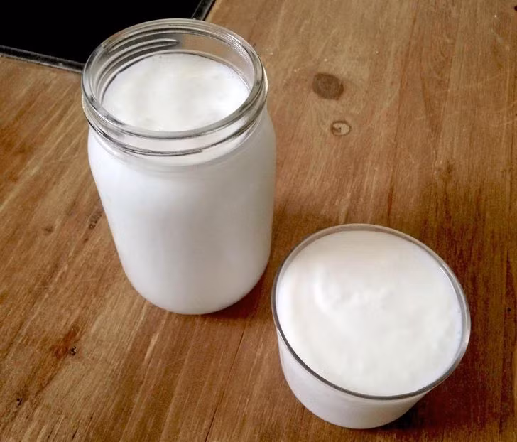 7. Kefir dừa: Chuyên gia sức khỏe khuyến nghị mọi người nên chăm dùng siêu thực phẩm này vì lợi ích đường ruột của nó. Dừa kefir giúp tăng cường sức khỏe mỗi lần ăn. Nó có chứa kali, một phần quan trọng trong chế độ ăn uống của chúng tôi giúp giảm huyết áp và nguy cơ đột quỵ.