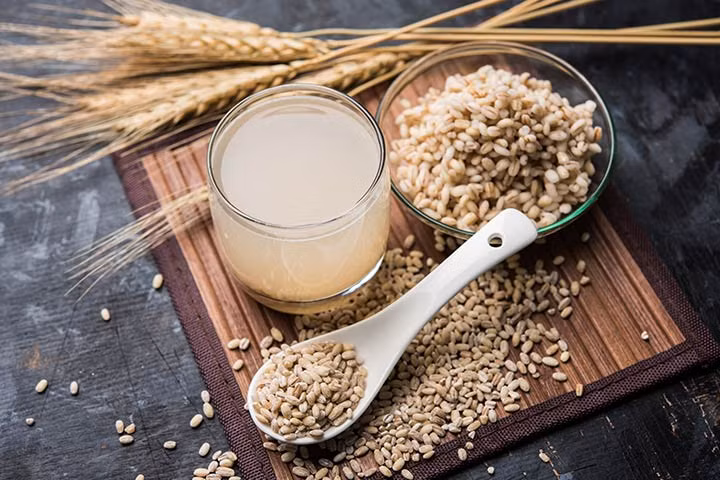 1. Nước lúa mạch: Nhiều nghiên cứu đã chỉ ra những lý do để chúng ta sử dụng nhiều nước lúa mạch và lúa mạch. Những nghiên cứu này nói rằng nước lúa mạch rất tốt cho việc giảm cân và cải thiện tiêu hóa cũng như giúp giảm lượng đường và cholesterol trong máu.