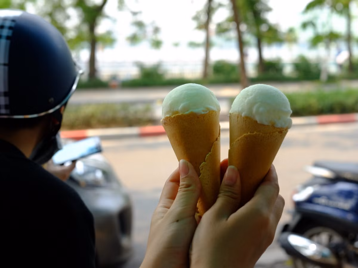 Kem Hồ Tây: Nhiều người thì thích dắt xe rồi vào trong ngồi ven ven hồ Trúc Bạch và thưởng thức cây kem mát lạnh ở Hồ Tây. Kem ở đây có 2 loại là kem ốc và kem ly với nhiều vị cơ bản như vani, cốm, chocolate…