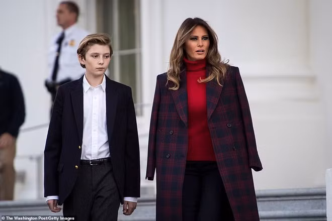 Được mệnh danh là bản sao nhí của người cha tổng thống, Barron Trump luôn trung thành với những mẫu vest màu cơ bản, toát lên vẻ nam tính và lịch sự.