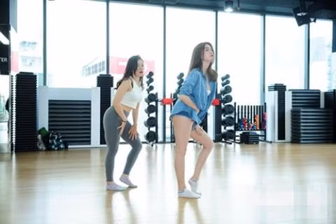 Một trong những lý do hàng đầu nên học nhảy sexy dance chính là tác dụng giảm mỡ. Các động tác của sexy dance sẽ buộc cơ bụng của bạn làm việc hết công suất để giảm mỡ, tăng thêm giúp cơ bụng săn chắc.