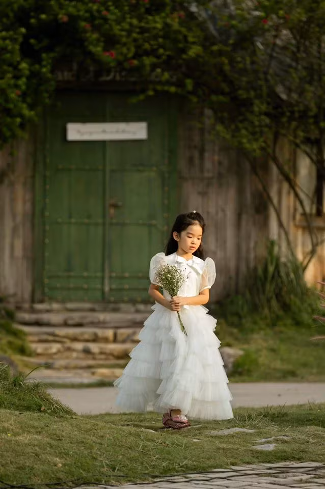 Bé Thỏ sở hữu gương mặt xinh xắn, càng lớn càng đáng yêu.