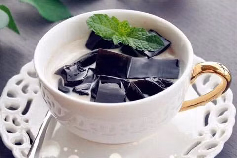 Thạch đen được ăn với nước đường, thế nhưng từ thạch người ta cũng có thể kết hợp với các nguyên liệu khác để tạo nên nhiều loại hương vị của các thức uống giải khát khác nhau, hợp với khẩu vị mỗi người.