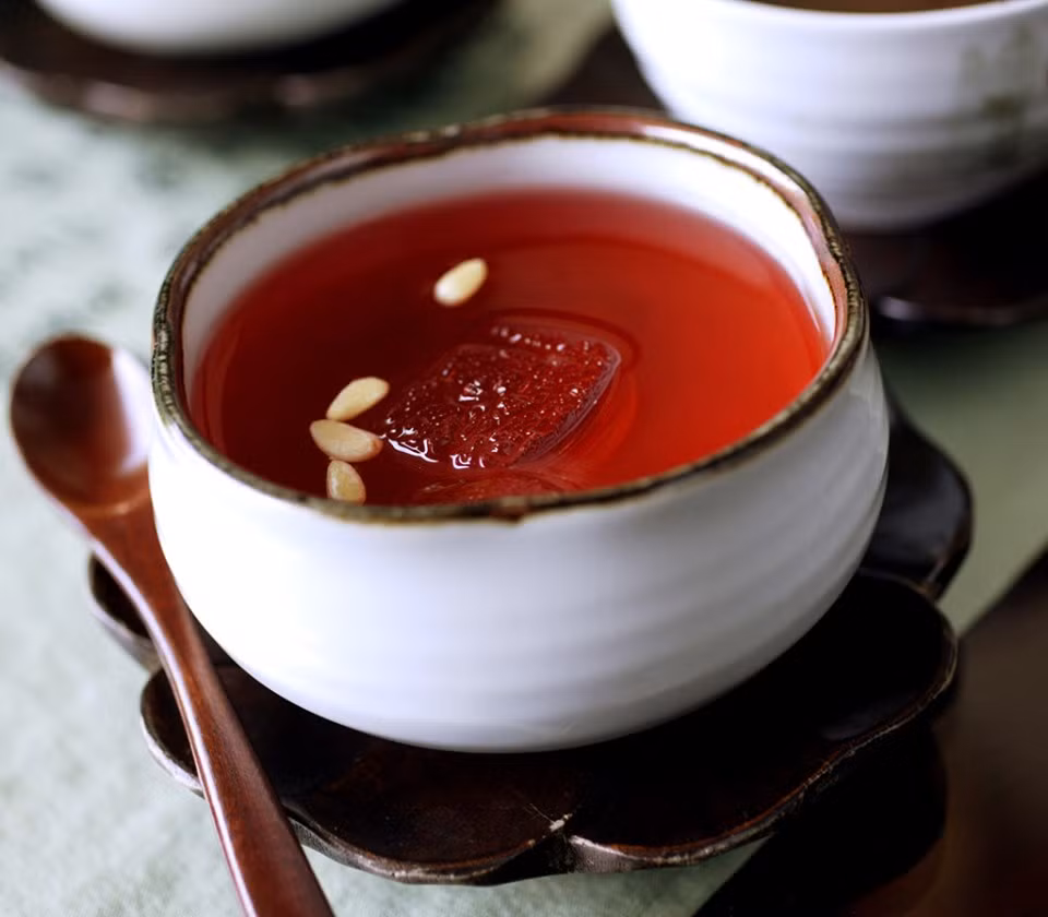 Sujeonggwa: Món ăn đặc trưng mùa thu này là sự kết hợp của quế, hồng, gừng, mật ong, đường nâu và hạt thông tạo ra món đồ uống ngọt ngào, với 2 vị nóng và lạnh cho du khách thưởng thức.