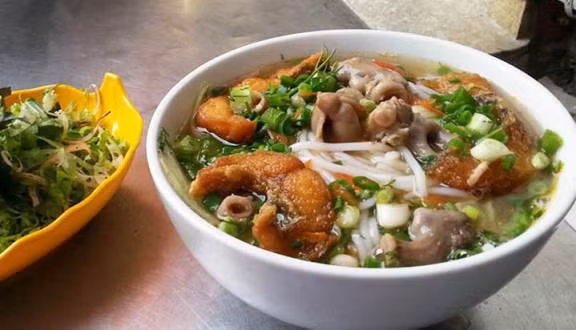 Trước khi ăn, lòng cá sẽ được làm sạch và tẩm ướp với gia vị và ớt. Miếng lòng cá giòn sần sật, cay cay nhẹ cùng phần sợi dai dai khiến thực khách càng ăn càng cảm thấy thích thú.