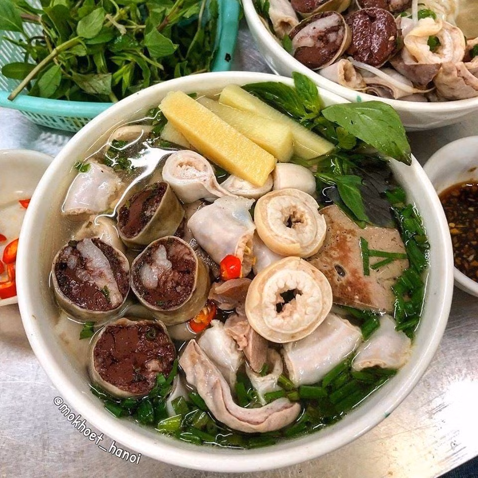 Nếu bạn đã nhàm chán với những bát bún quen thuộc thường ngày, có thể đổi gió thưởng thức bún lòng thơm lừng, hấp dẫn với dồi, lòng non, tiết luộc, măng, nấm, rau sống... Ảnh: Internet. Mời độc giả theo dõi video "Chế biến món ngon từ nấm đông cô". Nguồn: VTC.