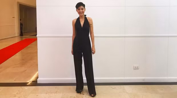 Nữ diễn viện diện jumpsuit đen cực kỳ sành điệu.