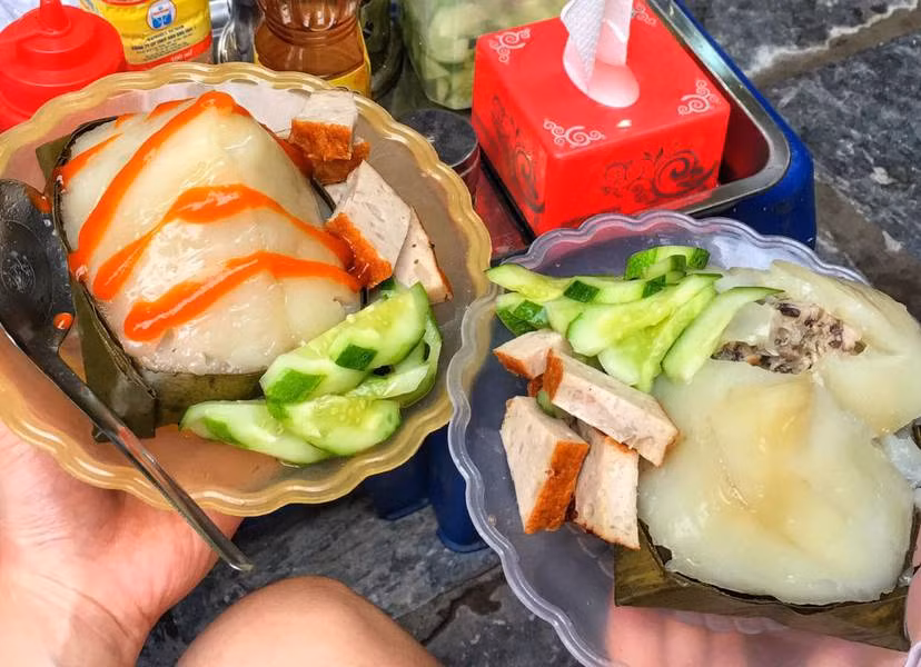 Bánh giò là món ăn bình dân, có mặt khắp nơi và được người Hà Nội yêu thích. Những chiếc bánh giò nóng hổi, hấp dẫn với lớp vỏ làm từ bột gạo mềm mịn cùng phần nhân đầy đặn. Suất ăn thường bao gồm bánh giò và đồ ăn kèm tự chọn như chả cốm, thịt nướng, bò khô, xúc xích...