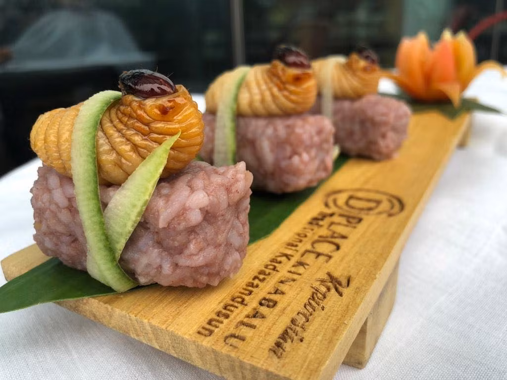 Đa phần các thực khách đều tò mò và muốn được một lần ăn thử sushi đuông dừa xem hương vị của nó ra sao.