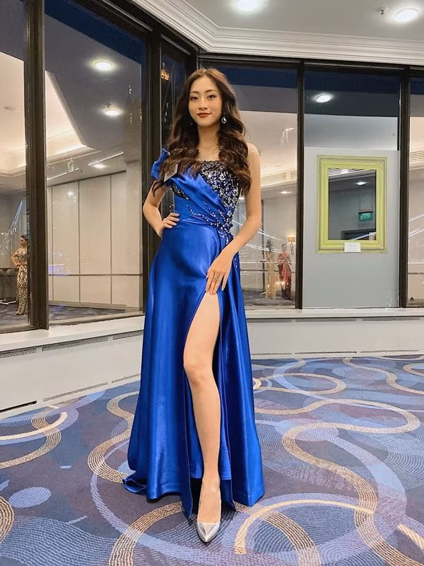 Hoa hậu Lương Thùy Linh cũng mang một chiếc váy xanh cổ điển này sang Anh tham dự cuộc thi Miss World 2019.