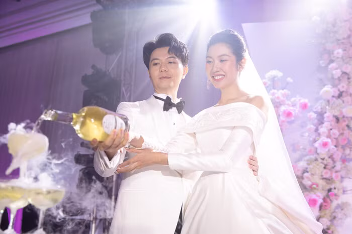 Theo như NTK Linh Nga, người thiết kế 3 chiếc váy cưới đẹp lộng lẫy cho Thúy Vân, chiếc váy cưới làm lễ của Á hậu được lấy ý tưởng từ váy cưới của công nương Kate, theo phong cách hoàng gia, sang trọng và đầy quyền quý.