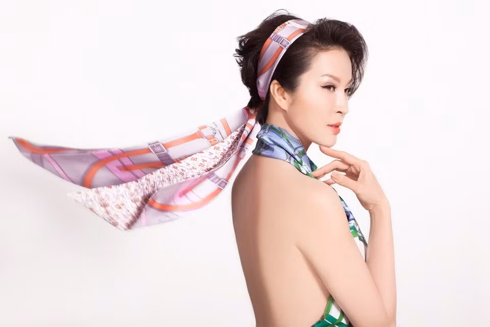 Nữ MC khoe lưng trần quyến rũ với phong cách mặc quấn khăn.