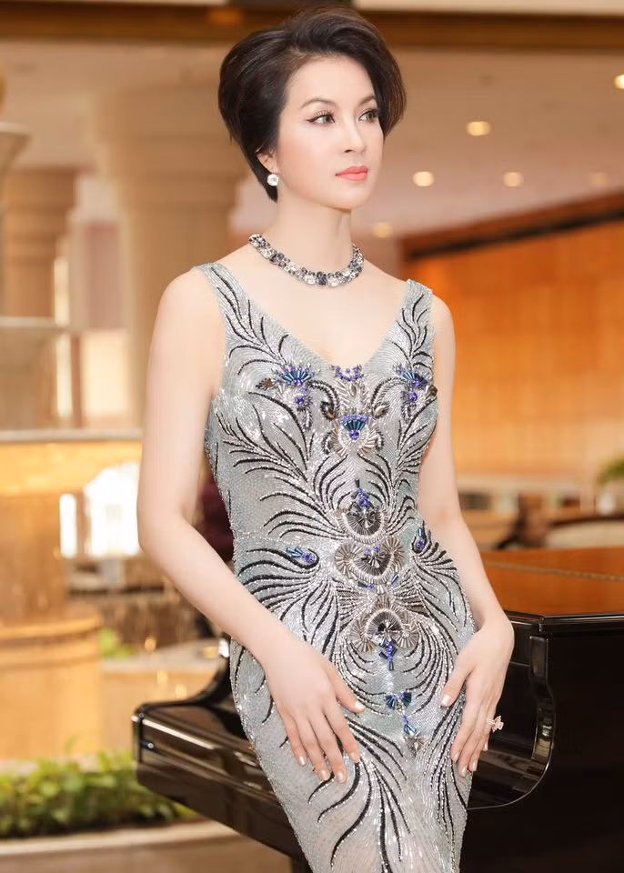 MC Thanh Mai ghi điểm phong cách với mẫu váy xuyên thấu họa tiết đuôi công sang chảnh.