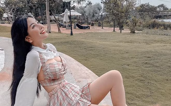 Hotgirl Võ Ngọc Trân khiến dân tình “bấn loạn” khi khoe vóc dáng gợi cảm qua gu thời trang nóng bỏng, kiệm vải.
