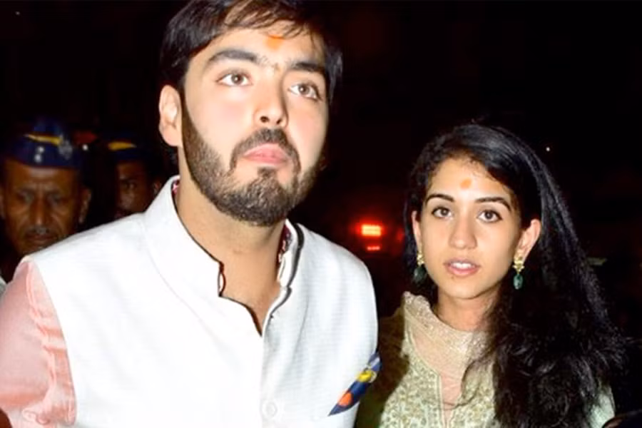 Vì thể trang Anant Ambani thuộc dạng béo lâu năm nên cần có các bài tập toàn thân với cường độ cao. Cụ thể, anh đi bộ hơn 20km mỗi ngày. Theo các nghiên cứu được thực hiện bởi ĐH Harvard, 30 phút đi bộ nhanh sẽ đốt cháy khoảng 150 calo. Theo đó, bạn càng đi bộ và càng nhanh, bạn sẽ càng đốt được nhiều calo. Ngoài ra, anh còn kết hợp thêm tập tạ, yoga và các bài tập cardio cường độ cao.