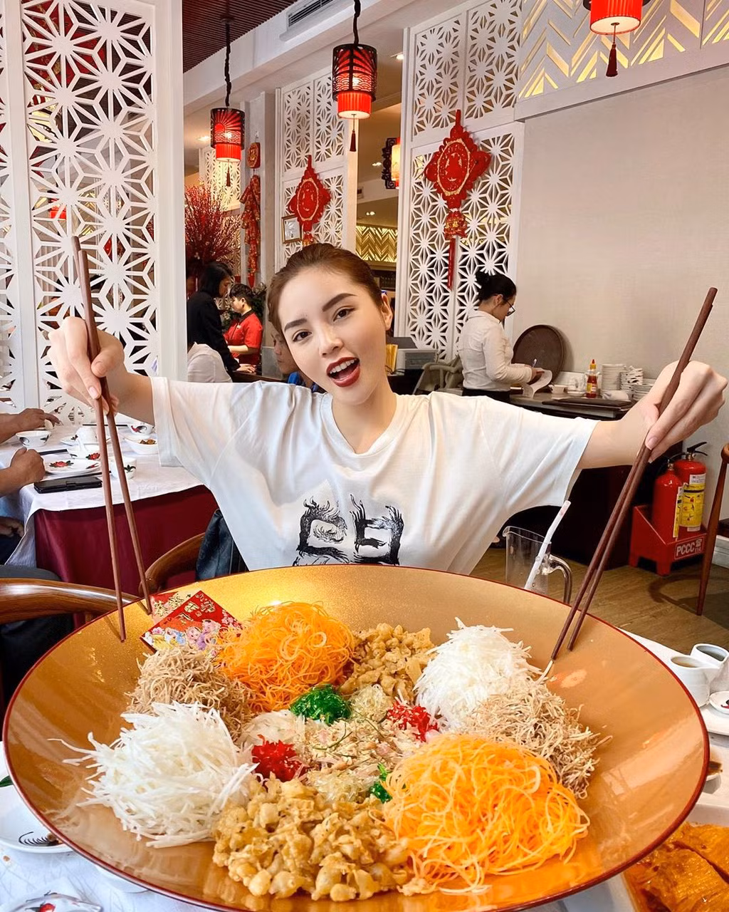 Với mong ước về một năm mới may mắn, nhiều tài lộc, cặp đôi Kỳ Duyên - Minh Triệu đã cùng nhau thưởng thức món gỏi Yu Sheng trong ngày đầu năm mới.