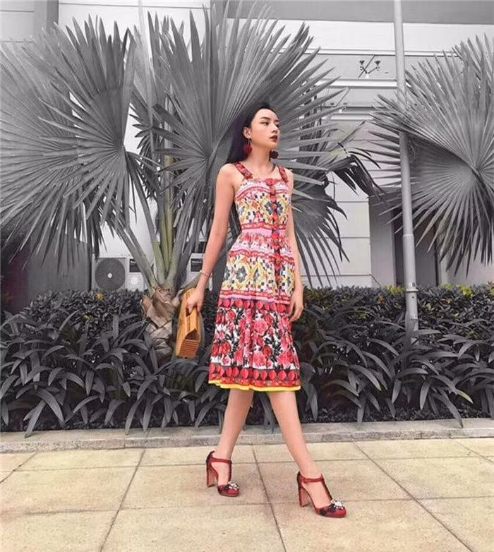 Không theo style hở hang quá đà, Angela Minh Châu gây thiện cảm với phong cách ăn mặc sành điệu và tinh tế.