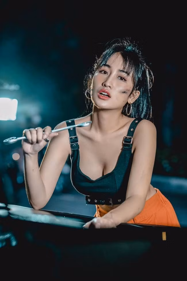 Các kiểu áo hai dây giúp cô nàng DJ khoe trọn vòng một nóng bỏng.