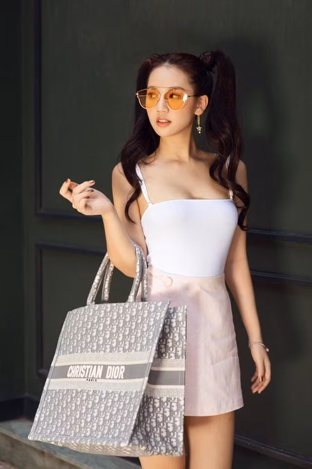 Áo hai dây hay hở vai là những items không thể thiếu trong tủ đồ của AMEE.