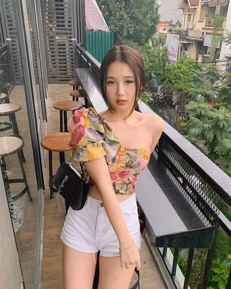 Bên cạnh đó, những thiết kế crop top hay bó sát còn tôn lên vòng eo nhỏ gọn của 10X.