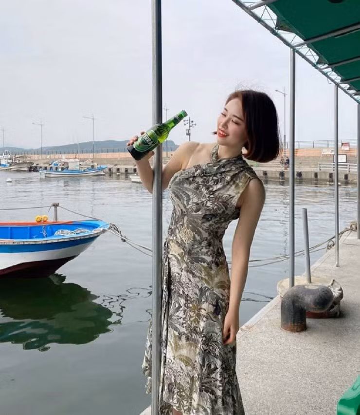 Kể cả khi rời bộ đồng phục làm việc Rim E Ya cũng rất ấn tượng với vóc dáng chuẩn đẹp và gu thời trang gợi cảm.