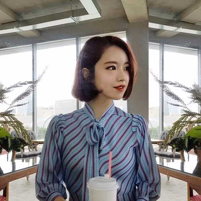 Rim E Ya thường diện các kiểu áo sơ mi với phần cổ thắt nơ điệu đà và nữ tính.