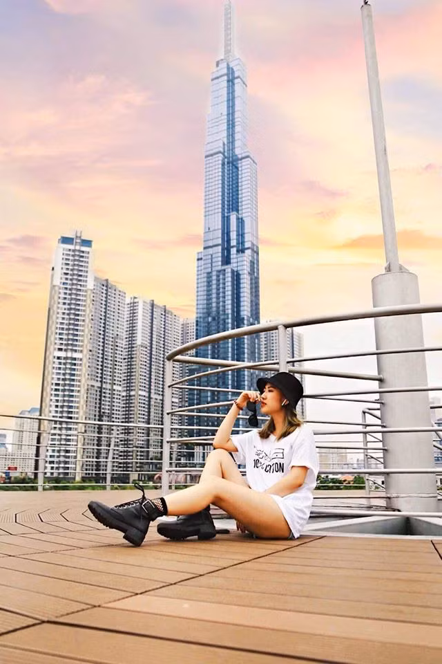 Thời trang giấu quần giúp cô nàng phô trương đôi chân dài nuột nà, trắng trẻo.