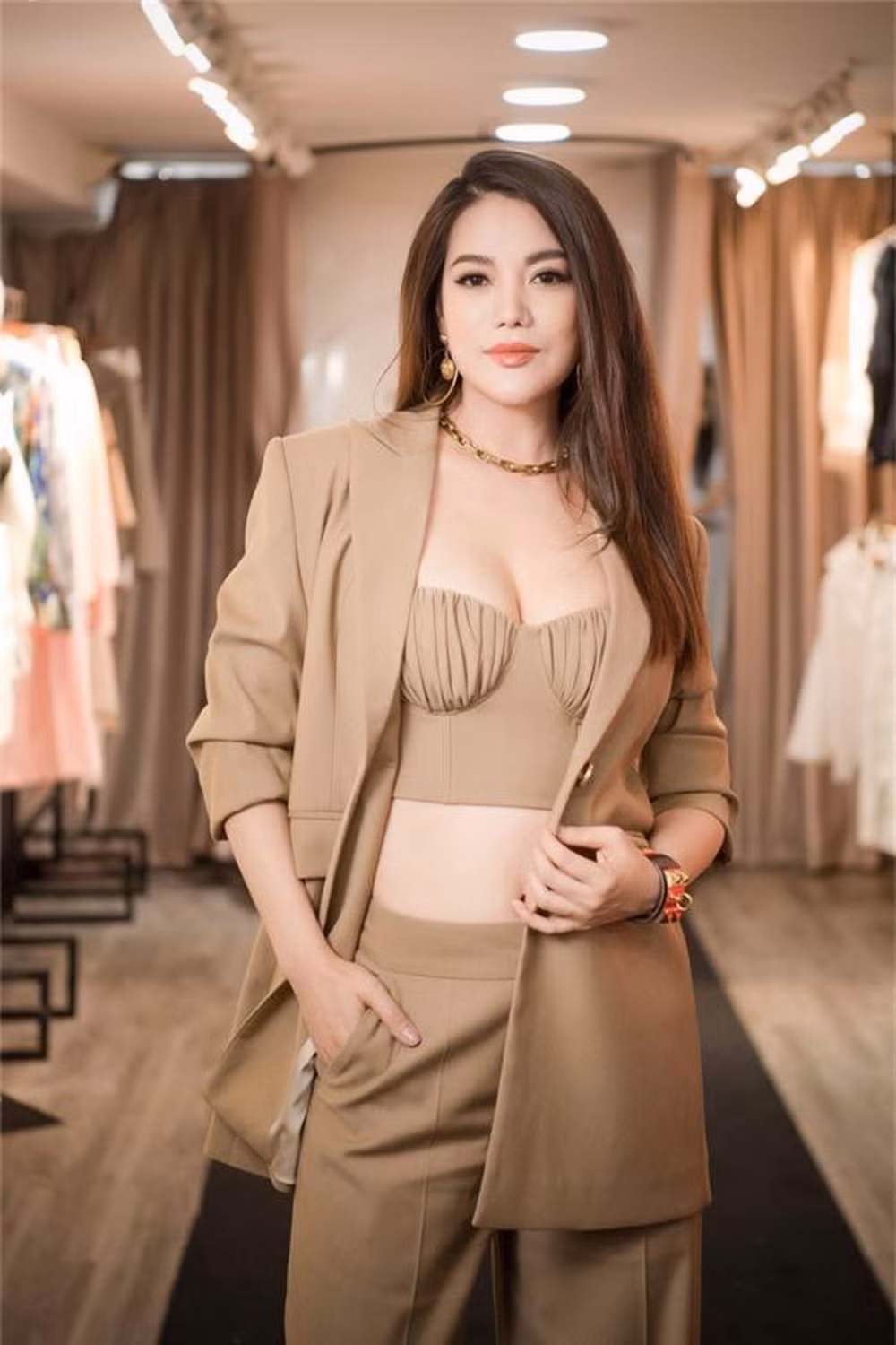 Trương Ngọc Ánh có gu thời trang táo bạo hơn nhiều so với thời điểm trước khi kết hôn cách đây 12 năm.