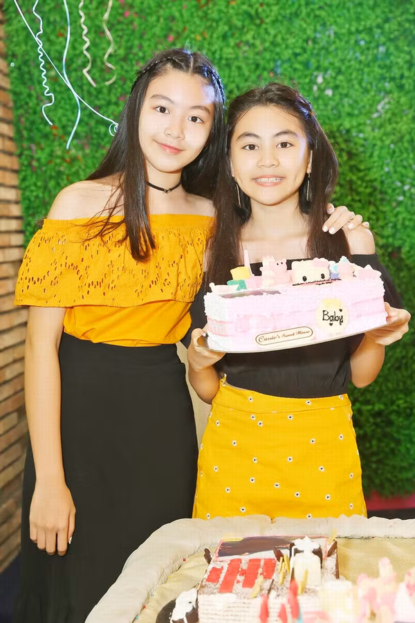 Lọ Lem trông cực kỳ xinh đẹp và duyên dáng bên cạnh em gái.