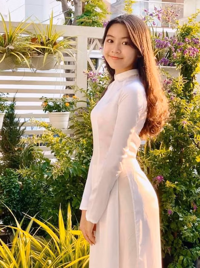 Thiếu nữ 14 tuổi mặc áo dài trắng trẻ trung đúng lứa tuổi.