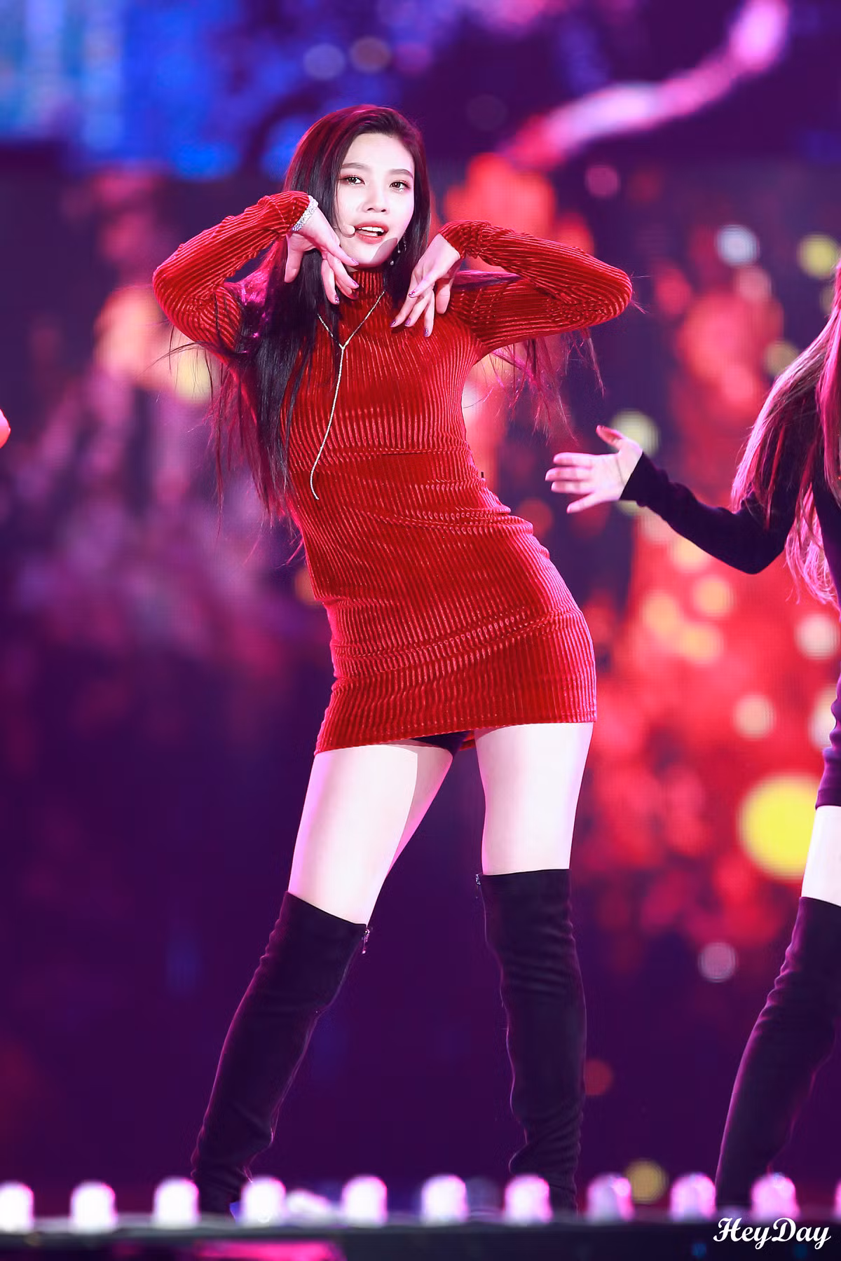 Giọng ca nhóm Red Velvet luôn biết cách thể hiện nét quyến rũ nhưng đầy tươi trẻ và năng động qua cách ăn mặc.