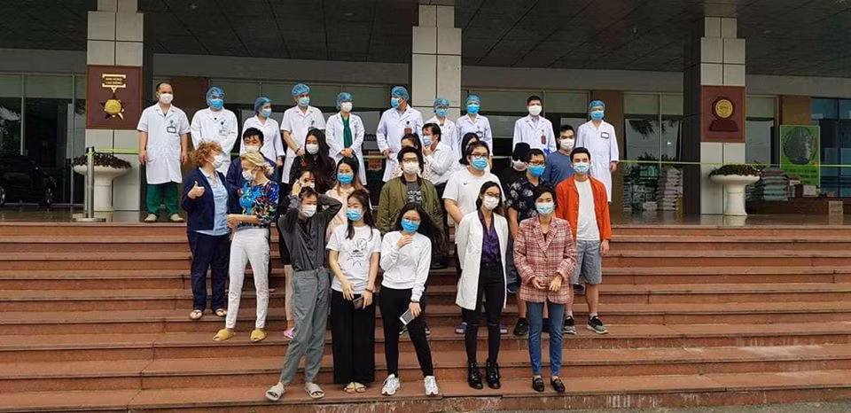 Bệnh nhân thứ 17 cùng 26 ca bệnh khác được công bố khỏi bệnh sáng nay Benh nhan thu 17 cung 26 ca benh khac duoc cong bo khoi benh sang nay