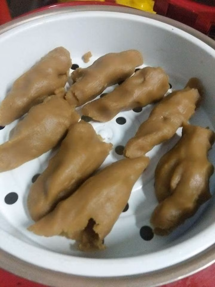 Bánh Tu Huýt là món ăn vặt Quảng Trị phải ăn nóng mới thú vị. Vừa ăn bánh, vừa thổi vào lỗ giữa thân bánh tạo nên những âm thanh như những chiếc tu huýt vậy. Khi bạn dùng bánh, sẽ thấy điểm thú vị giản đơn của tên bánh cũng từ đó mà ra. Mời độc giả theo dõi video "Quán bánh mỳ Việt nức tiếng Sài Gòn". Nguồn: VTC.