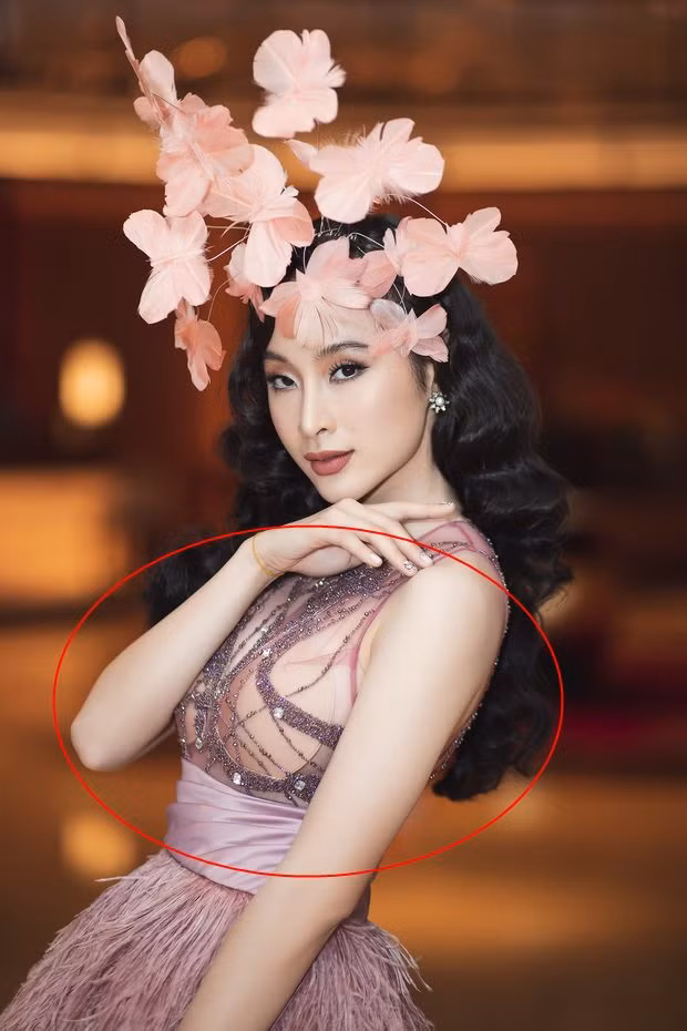 Thiết kế phần áo voan xuyên thấu nên Angela Phương Trinh để lộ nguyên hai miếng dán ngực kém duyên trước ống kính. Đây là một lỗi thời trang rất nhiều mỹ nhân mắc phải.
