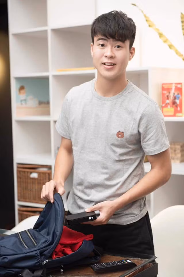 Dù chỉ mặc áo phông với quần ngố đơn giản nhưng Duy Mạnh vẫn toát lên nét bảnh bao và nam tính. Ảnh: FBNV. Video "Minh Hằng chia sẻ về phong cách thời trang". Nguồn: VTC.