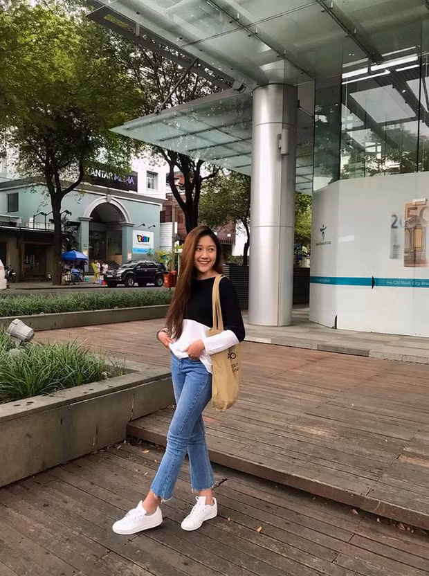 Chẳng cần trang điểm “lồng lộn”, cô gái 21 tuổi lúc nào cũng ăn mặc đơn giản, năng động mà vẫn toát lên thần thái và sức hút riêng cho mình.